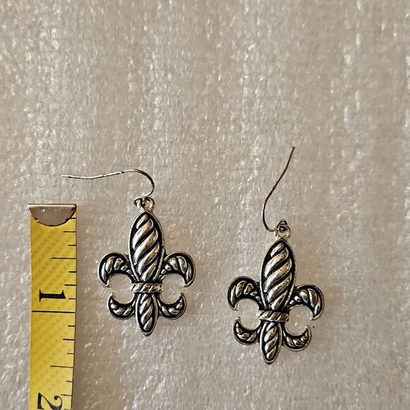 NWT Silver Tone Fleur-de-Lis Earrings - Picture 4 of 5